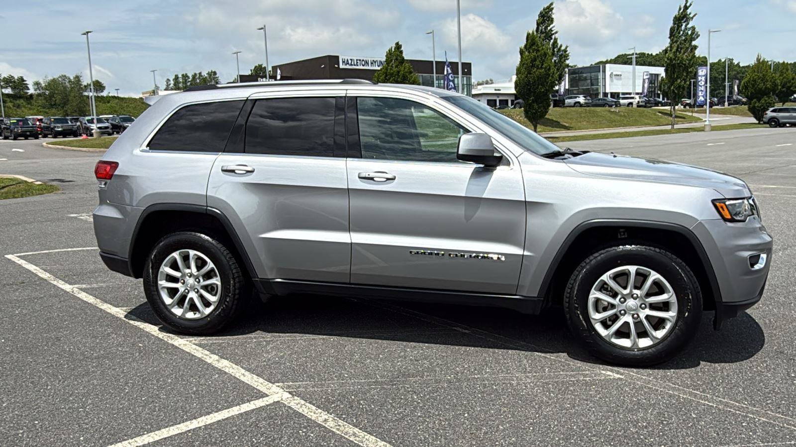 Used 2021 Jeep Grand Cherokee Laredo X AWD/4WD image 3