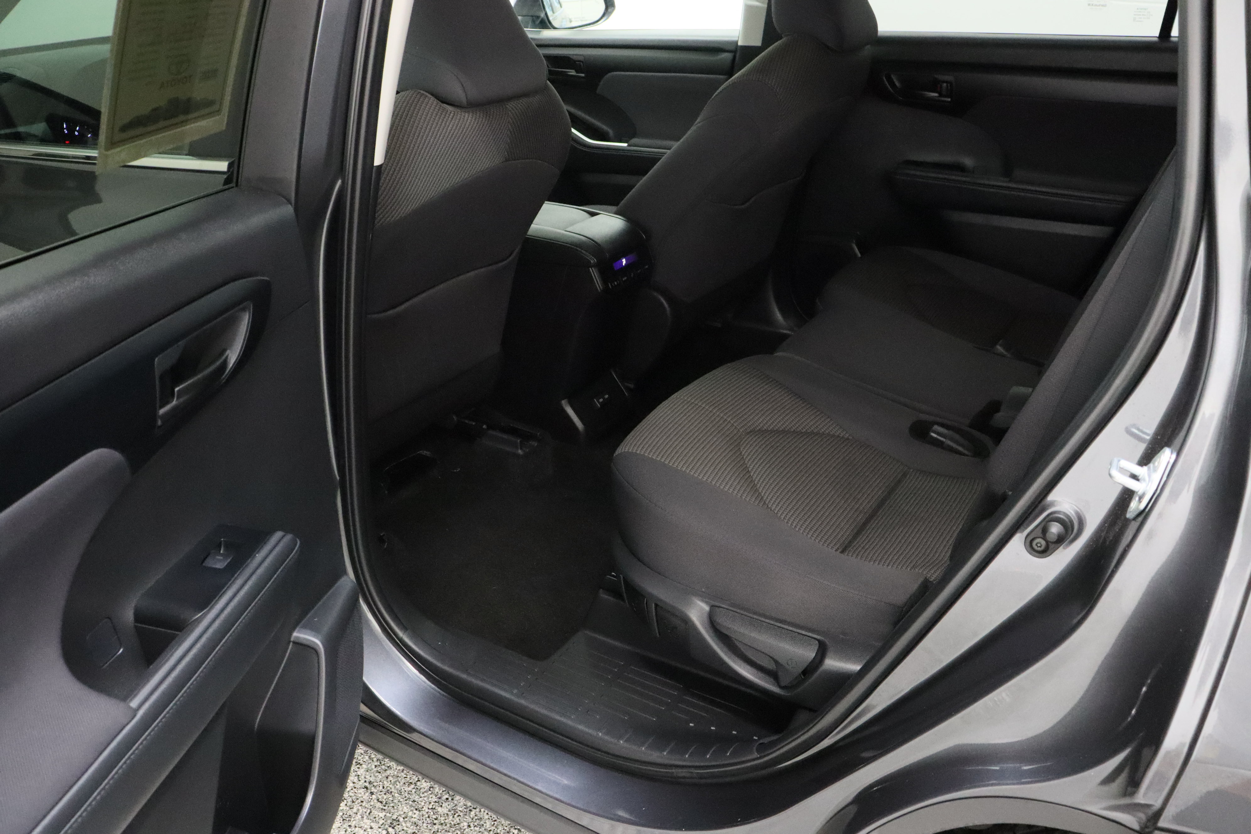 Used 2025 Toyota Highlander LE FWD image 27
