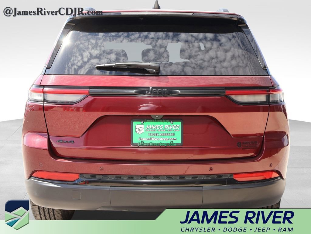 Used 2024 Jeep Grand Cherokee Altitude image 4