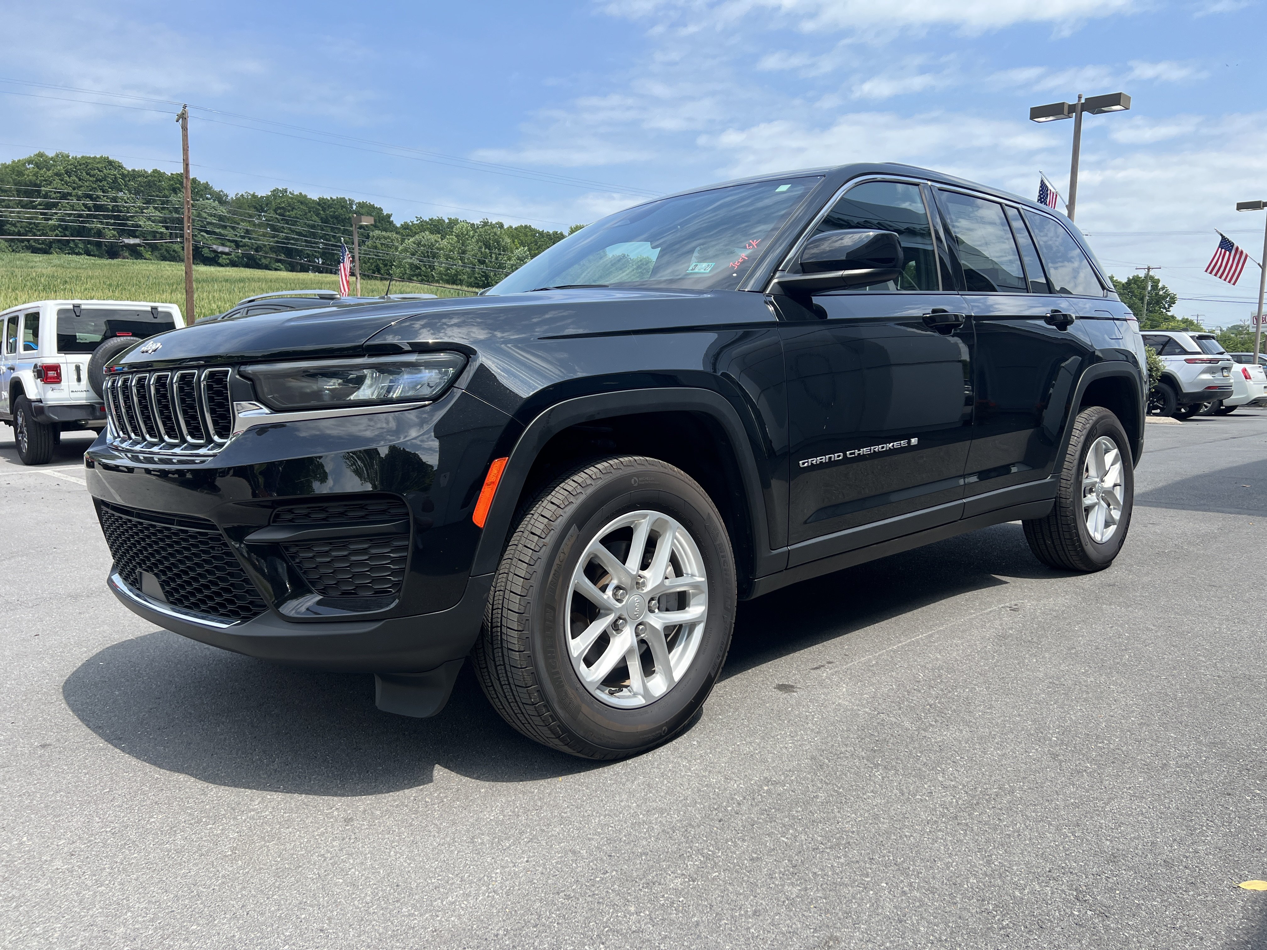 Certified 2025 Jeep Grand Cherokee Laredo X w/ Luxury Tech Group I AWD/4WD image 8