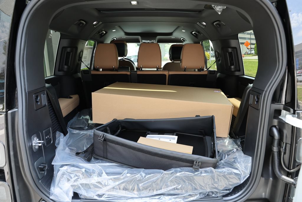 New 2026 Land Rover Defender 130 X-Dynamic SE AWD/4WD image 8