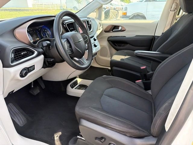 Used 2022 Chrysler Voyager LX FWD image 14