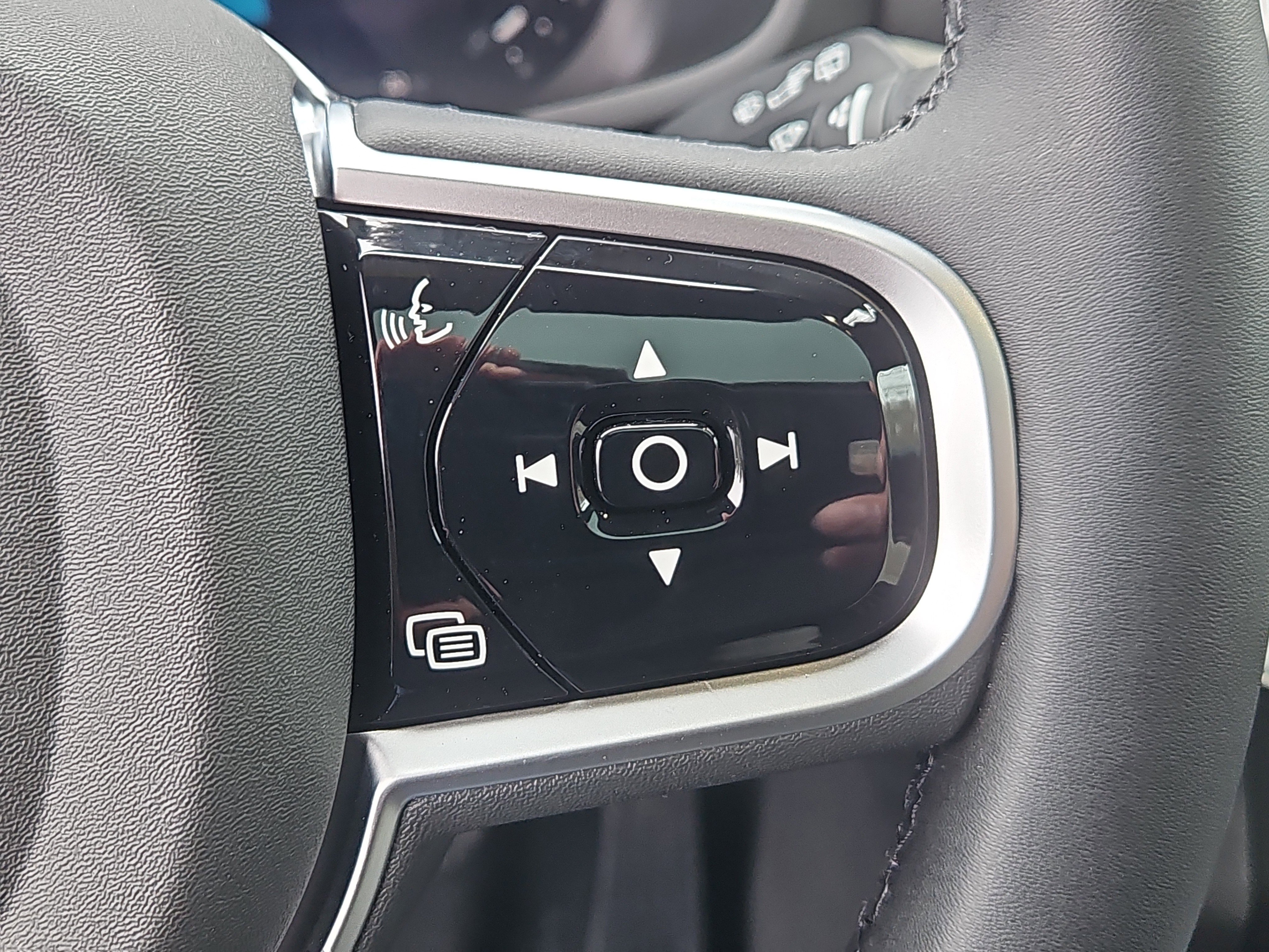 New 2026 Volvo V60 B5 Cross Country Ultra w/ Protection Package Premier image 17