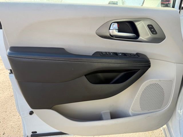 Used 2022 Chrysler Pacifica Touring-L image 7