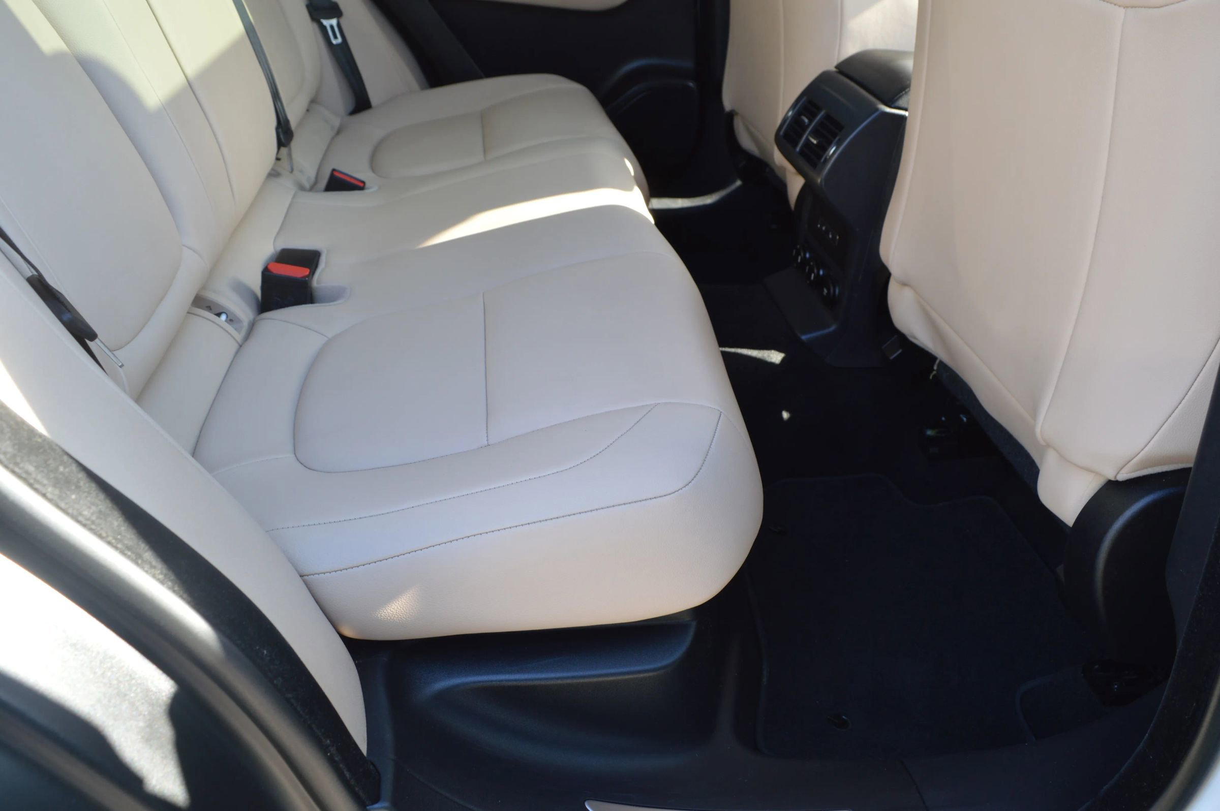 Used 2020 Jaguar F-PACE Premium image 23