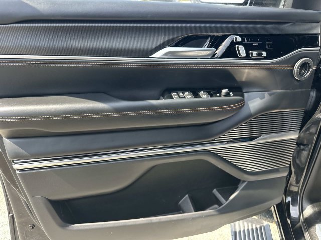 Used 2023 Jeep Grand Wagoneer Series III w/ Rear Seat Video Group 1 AWD/4WD image 17