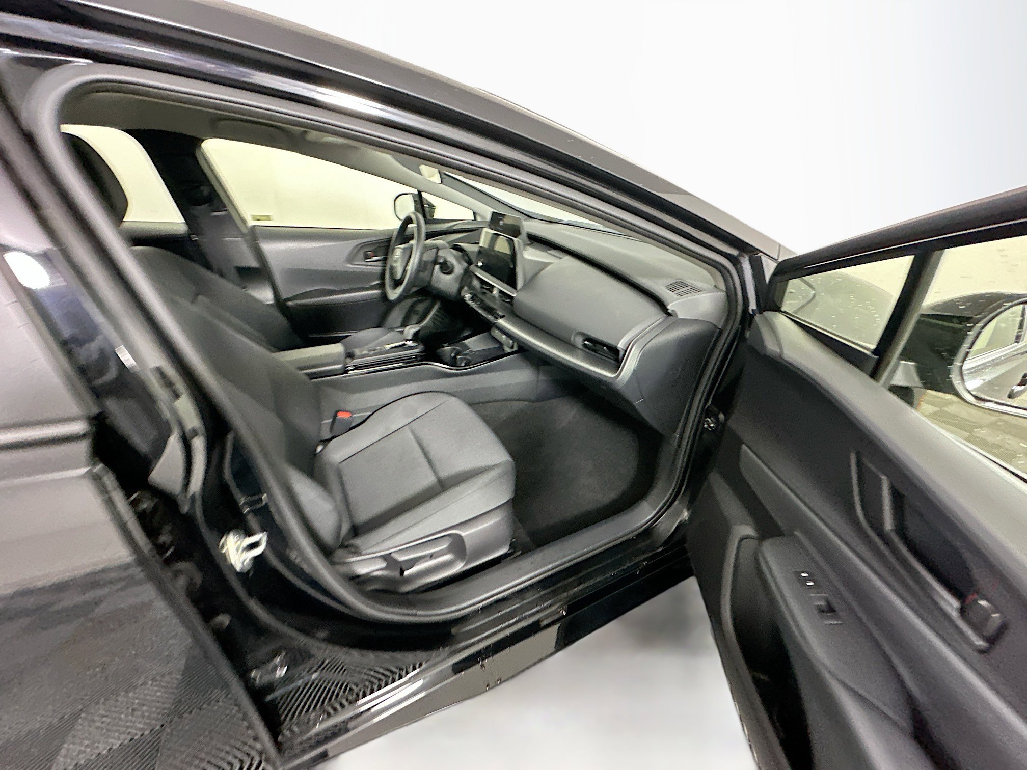 Used 2025 Toyota Prius LE FWD image 30