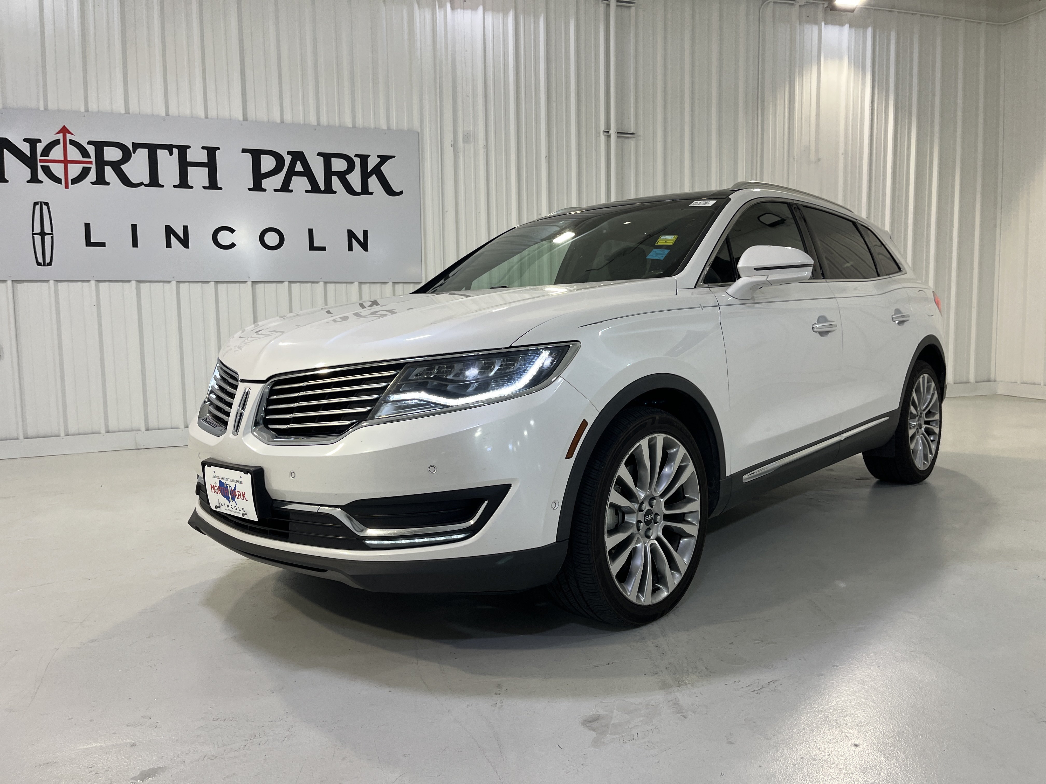 Used 2016 Lincoln MKX Reserve w/ Luxury Package AWD/4WD image 24