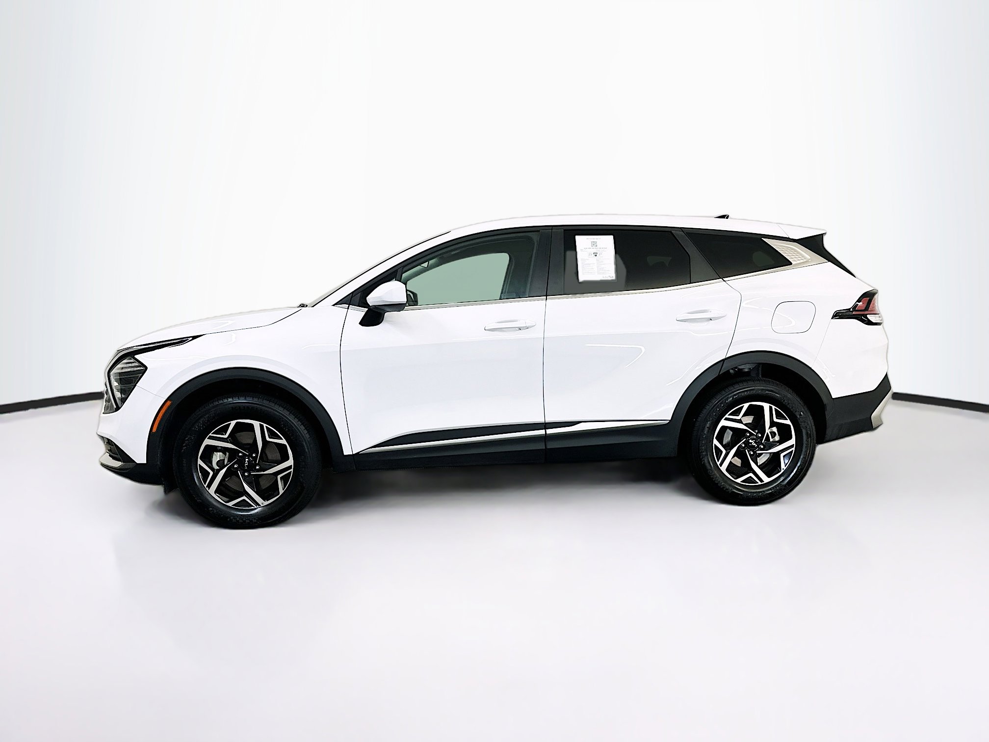 Used 2025 Kia Sportage LX image 4