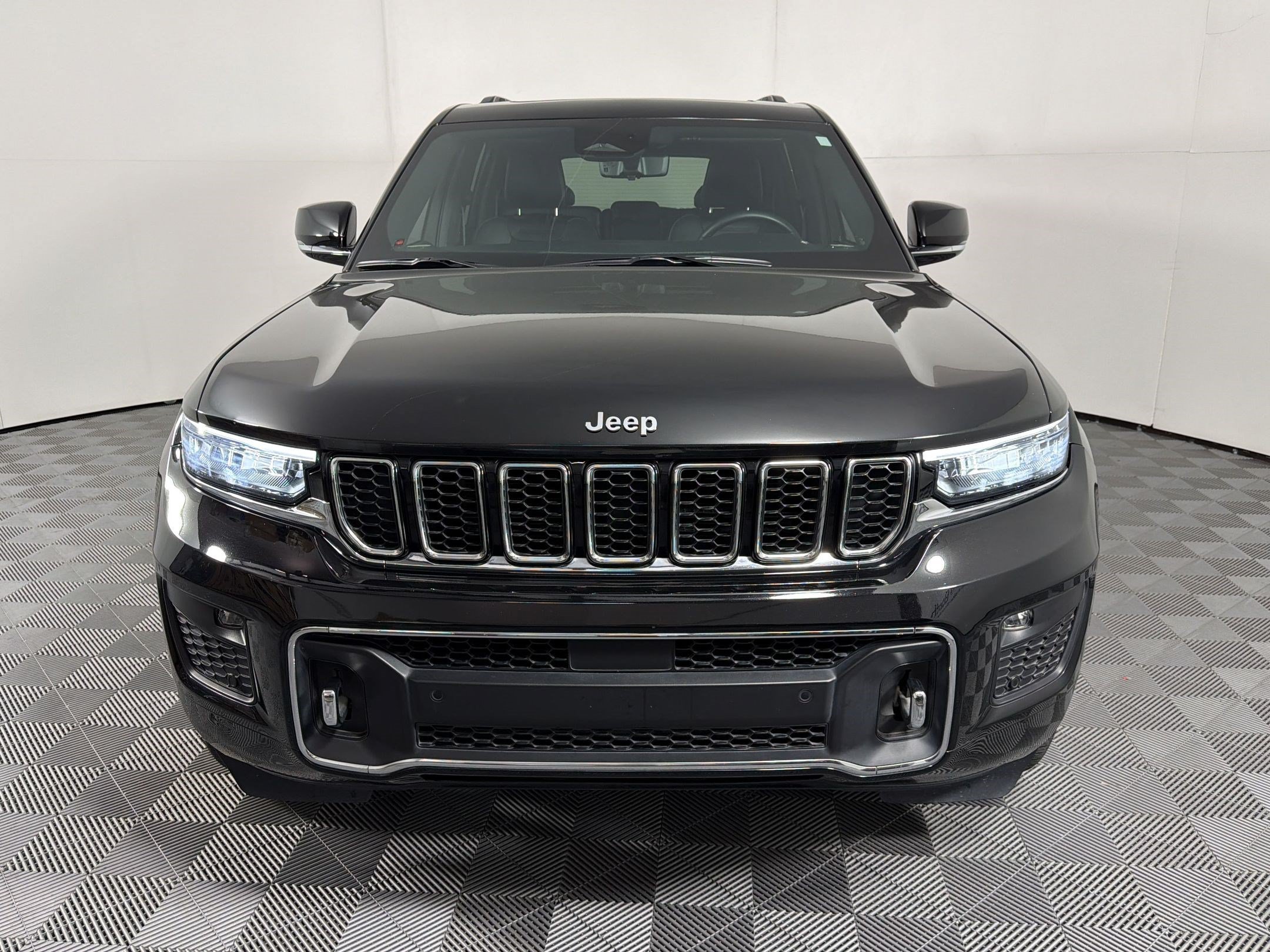 Used 2022 Jeep Grand Cherokee Overland w/ Luxury Tech Group IV AWD/4WD image 6