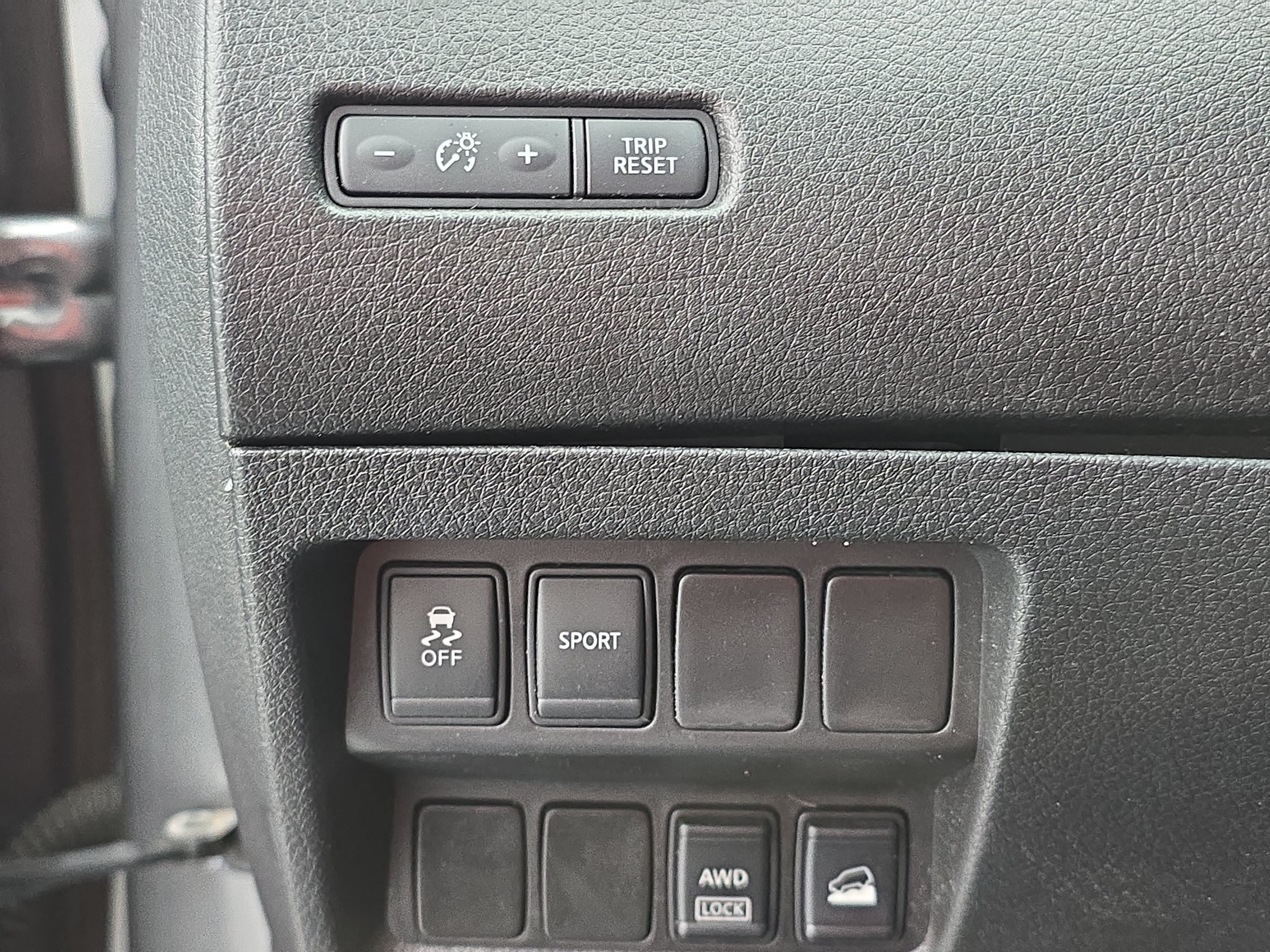 Used 2014 Nissan Rogue SV AWD/4WD image 24