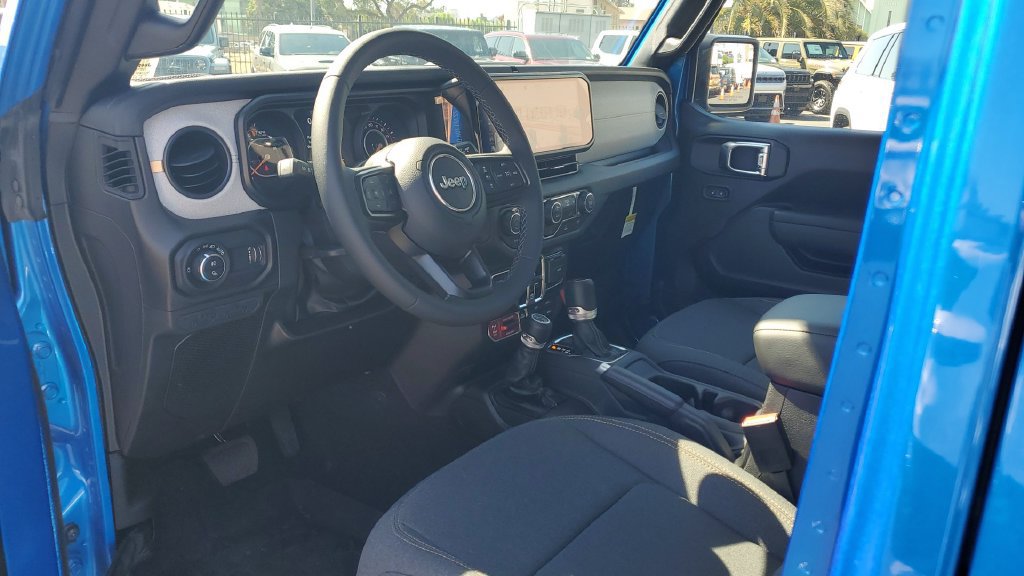 Used 2025 Jeep Gladiator Sport AWD/4WD image 18