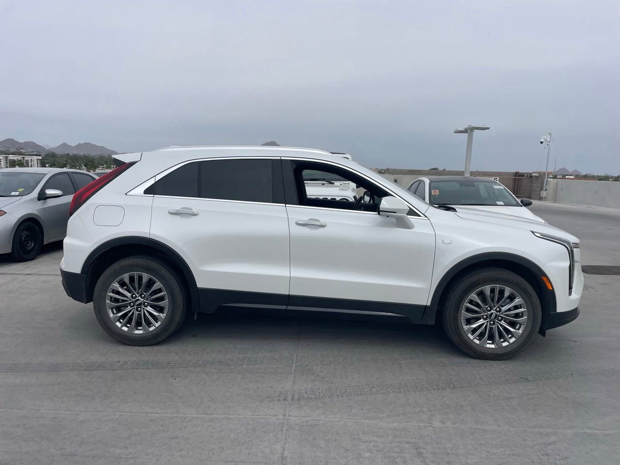 Used 2025 Cadillac XT4 Premium Luxury w/ Technology Package AWD/4WD image 3