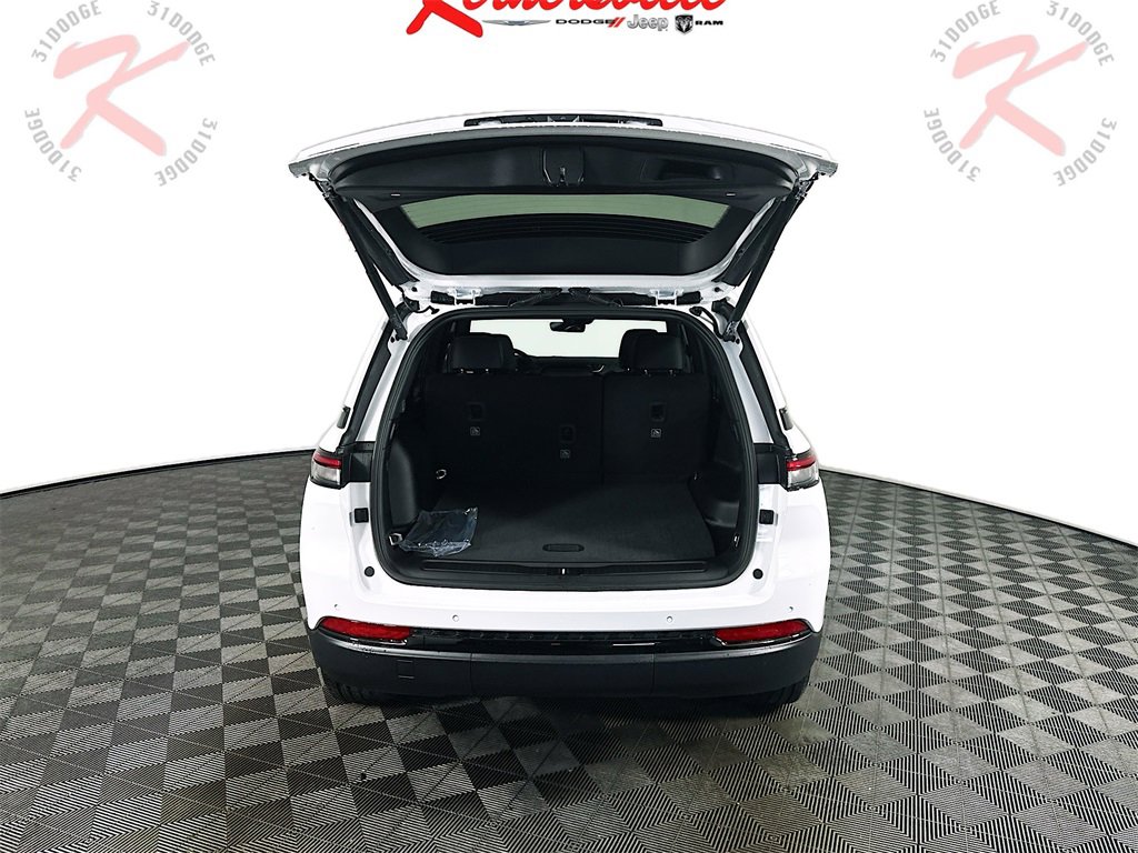 New 2025 Jeep Grand Cherokee Altitude image 16