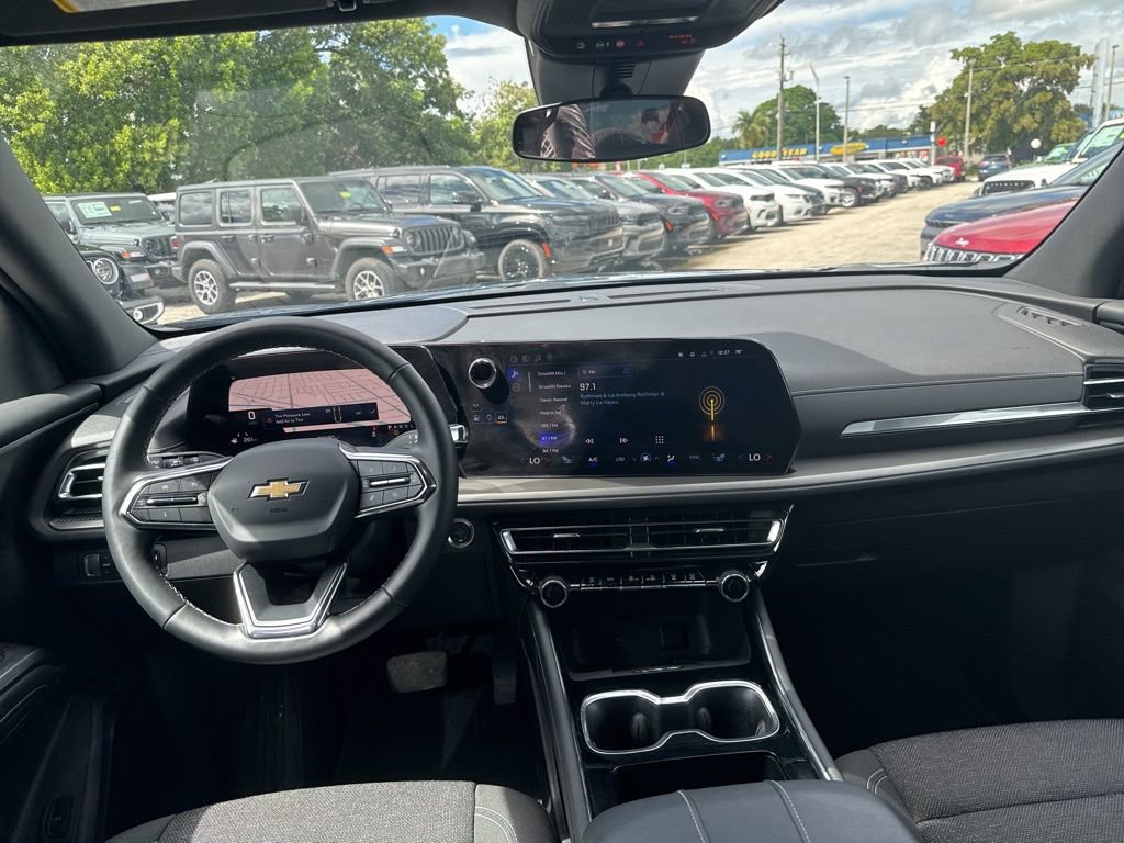Used 2025 Chevrolet Traverse LT image 11