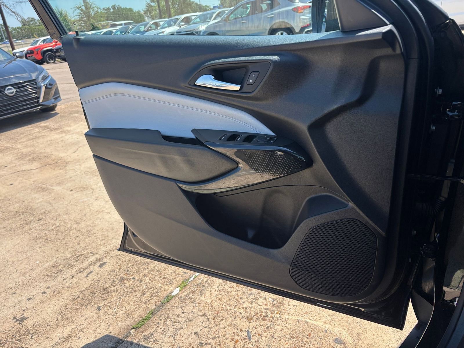 Used 2025 Chevrolet Trax LT w/ LT Convenience Package FWD image 18