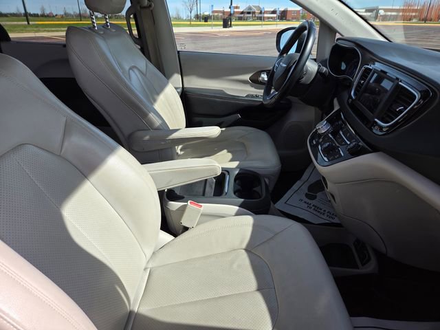 Used 2018 Chrysler Pacifica Touring-L FWD image 34