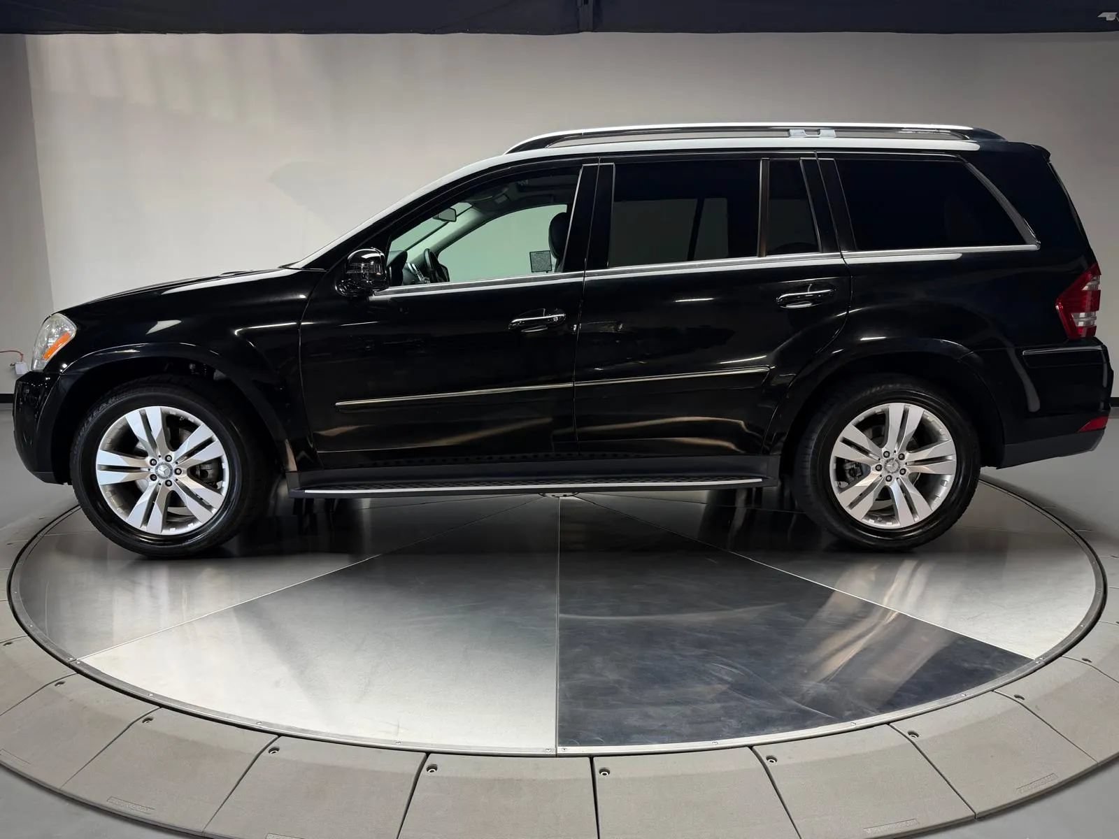 Used 2012 Mercedes-Benz GL 450 4MATIC w/ Premium 1 Pkg image 4