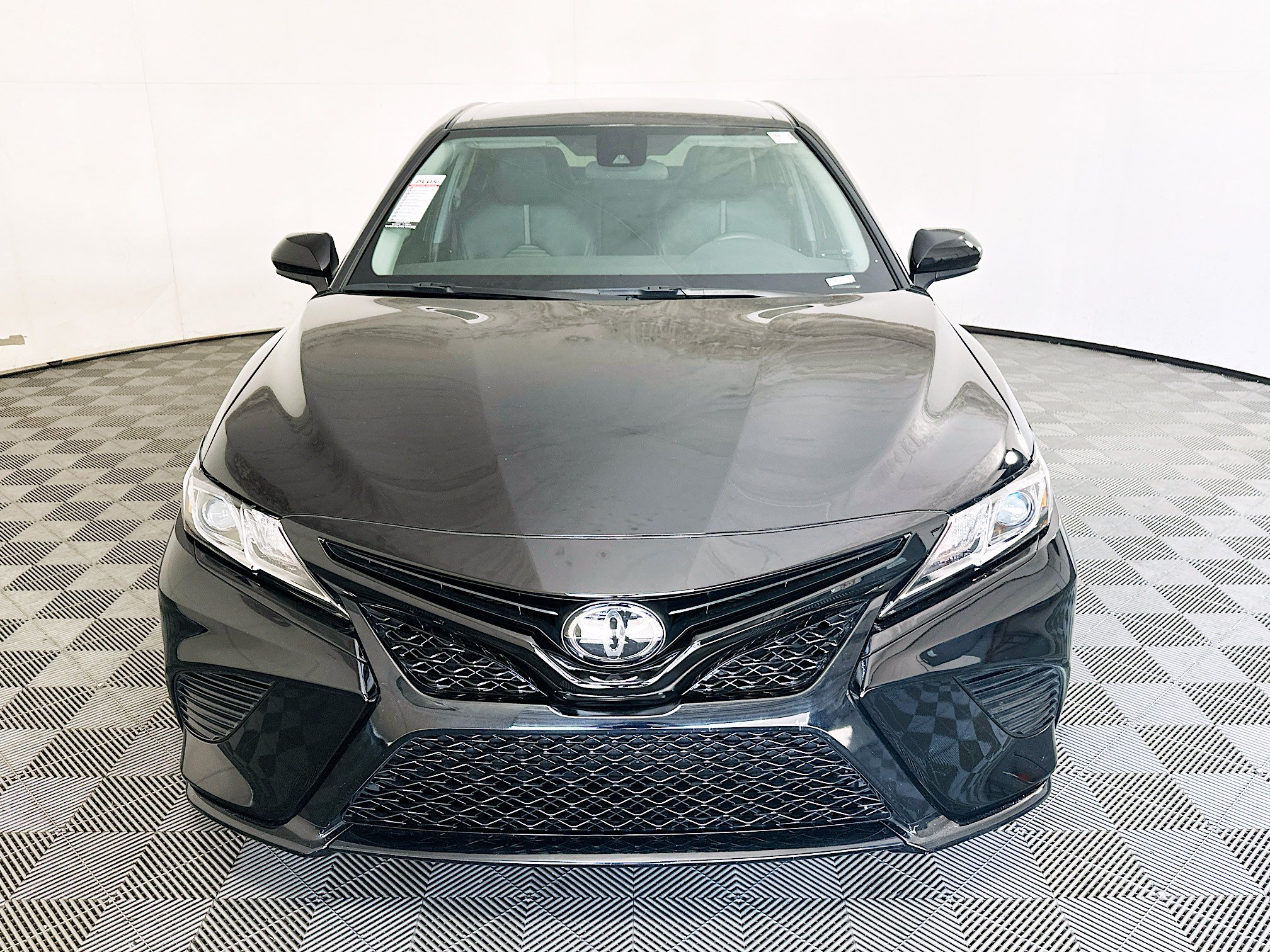 Used 2020 Toyota Camry SE FWD image 8