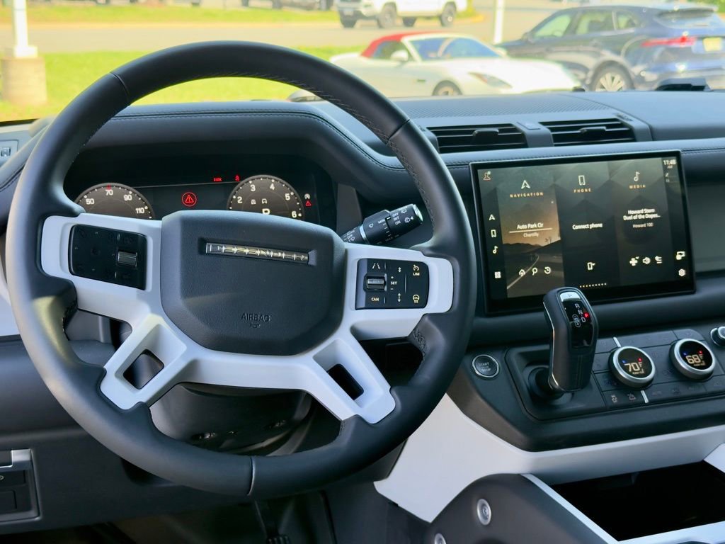 Used 2025 Land Rover Defender 110 X-Dynamic SE image 12