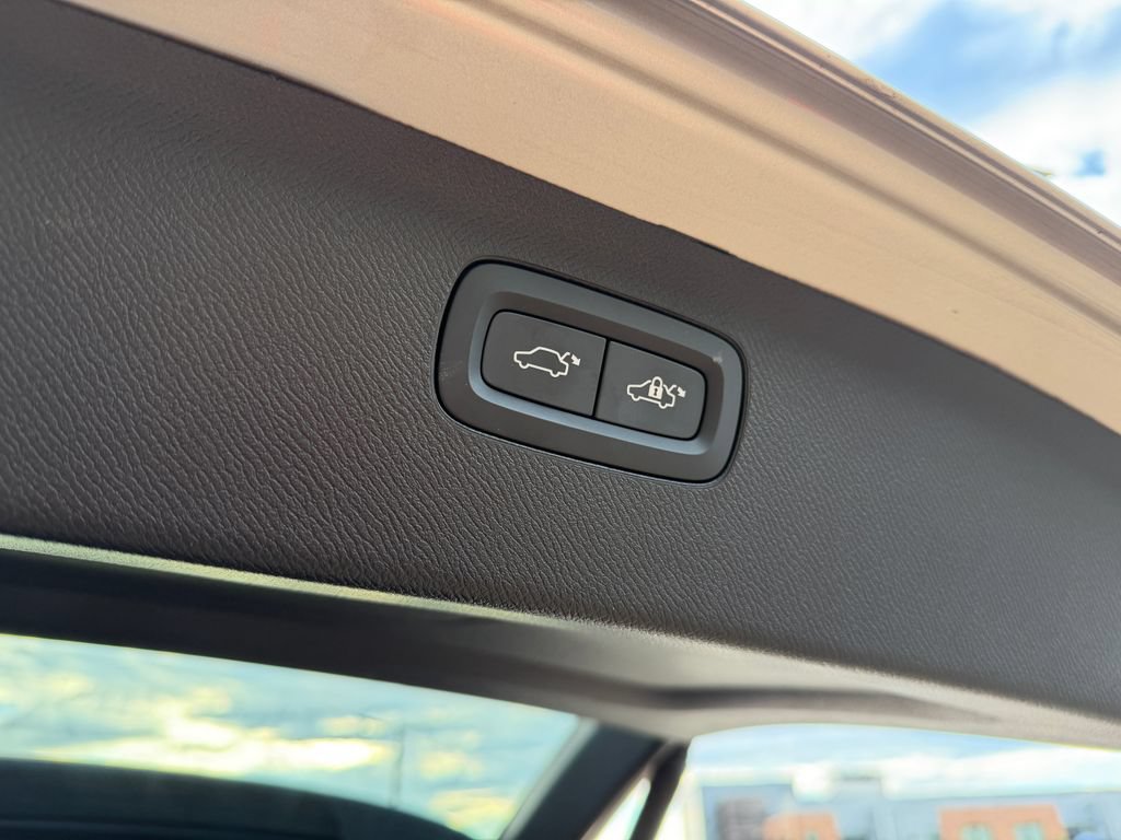 Certified 2025 Volvo XC90 T8 Plus w/ Protection Package Premier AWD/4WD image 29
