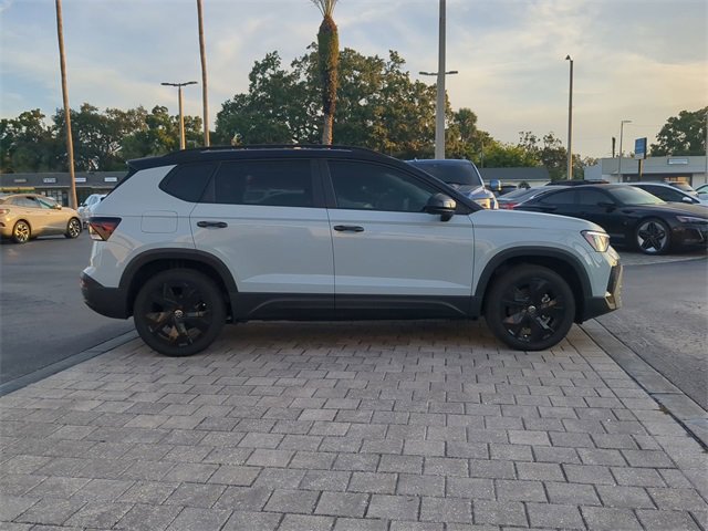 Certified 2025 Volkswagen Taos SE image 3