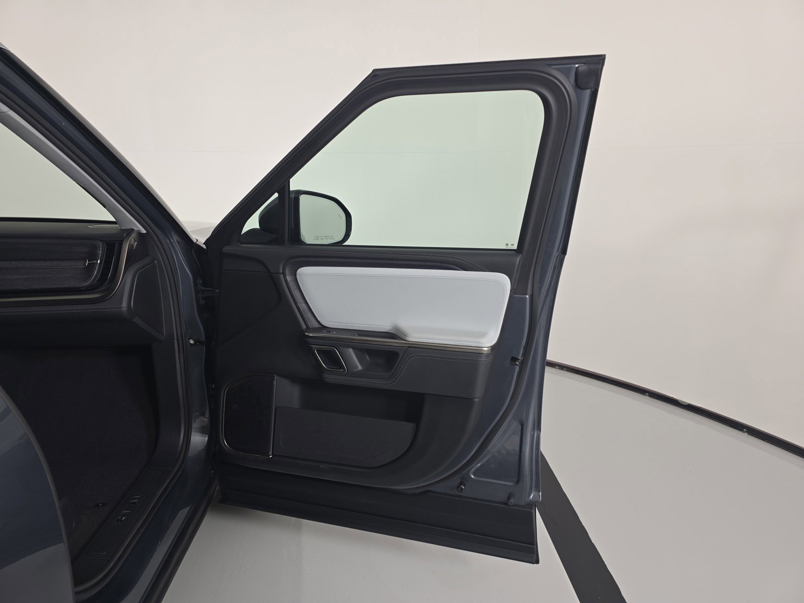 Used 2024 Rivian R1S Adventure AWD/4WD image 18