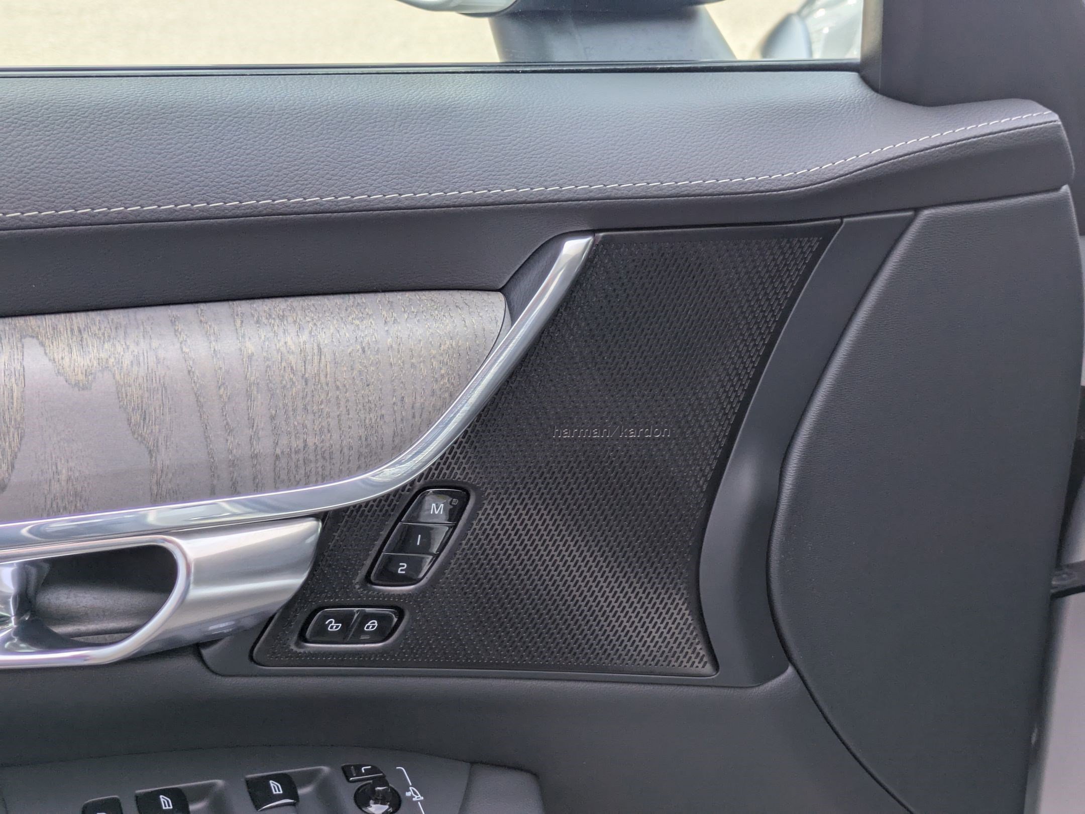 Used 2025 Volvo V90 B6 Cross Country Ultra w/ Protection Package Premier image 13