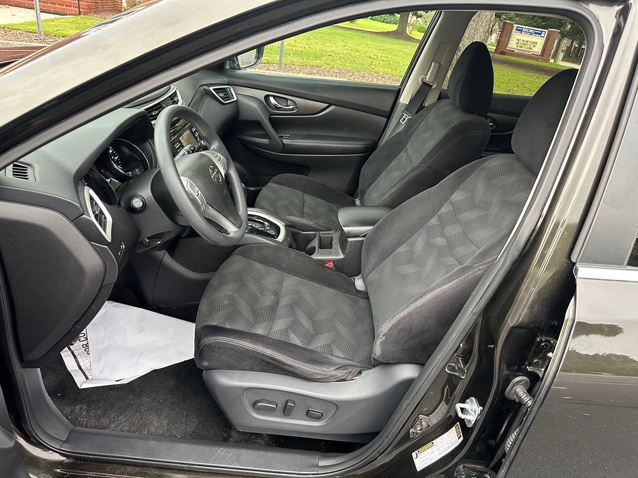 Used 2015 Nissan Rogue SV FWD image 10