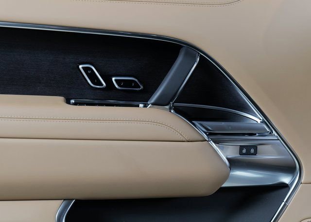 New 2025 Land Rover Range Rover Long Wheelbase SE image 24