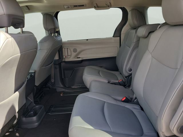 Used 2023 Toyota Sienna XLE FWD image 8
