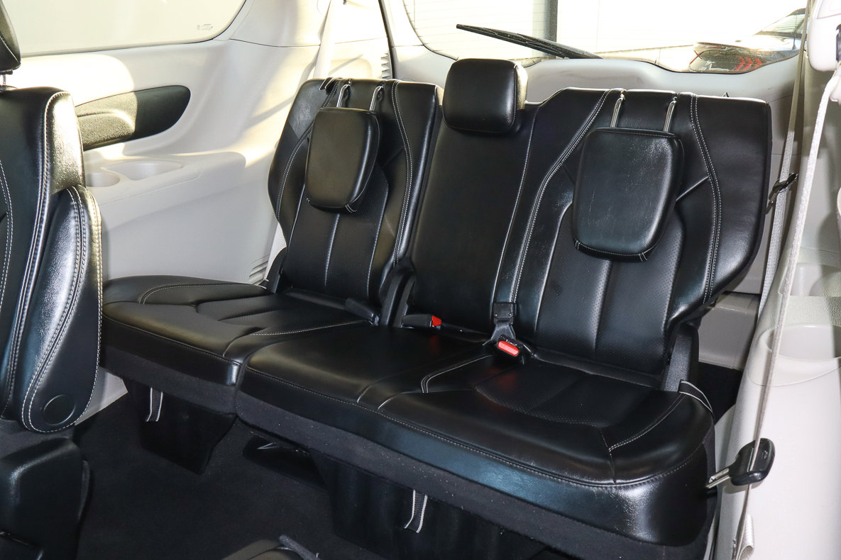 Used 2023 Chrysler Pacifica Touring-L image 9