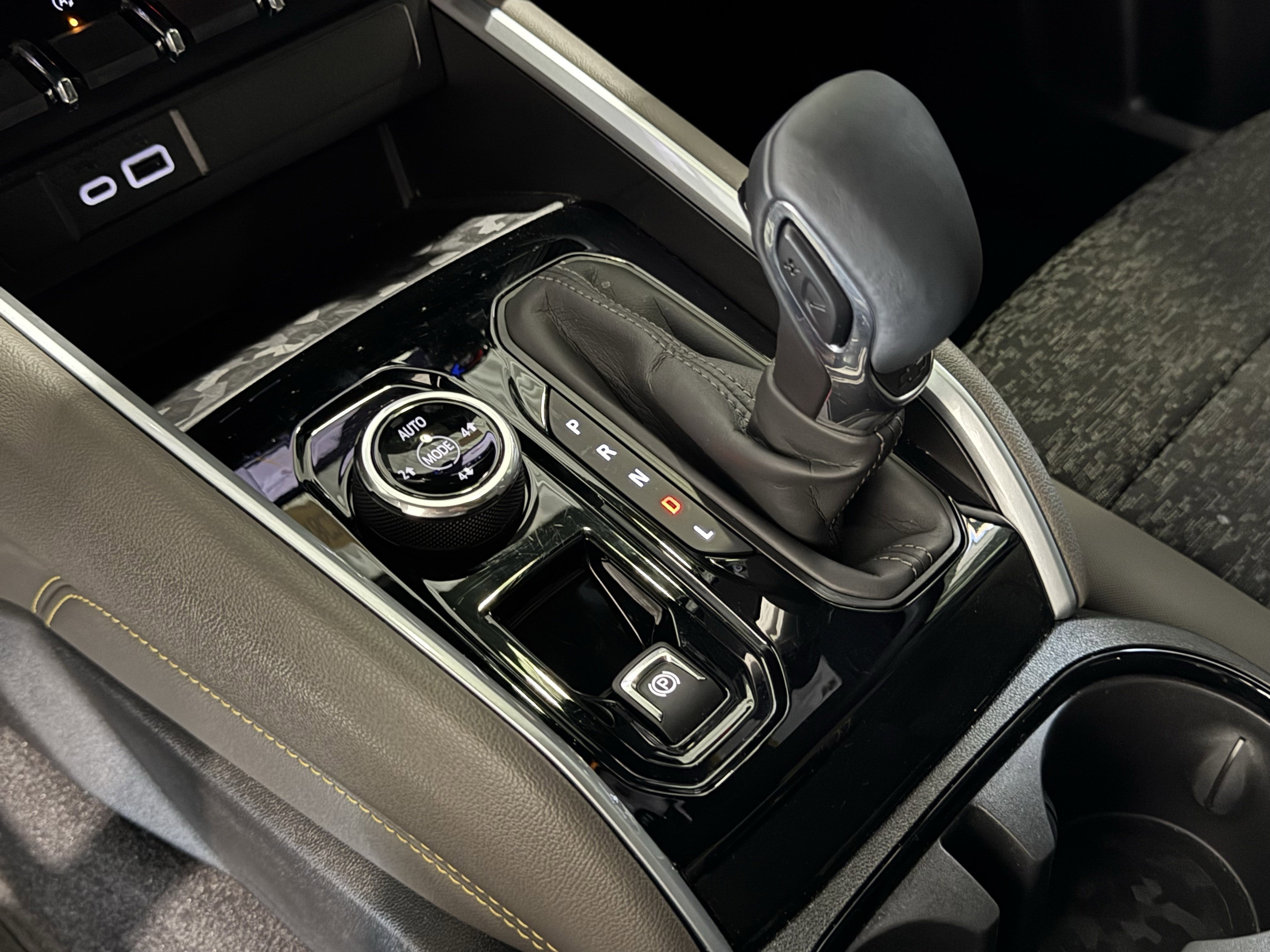 Used 2024 Chevrolet Colorado ZR2 w/ Technology Package image 30