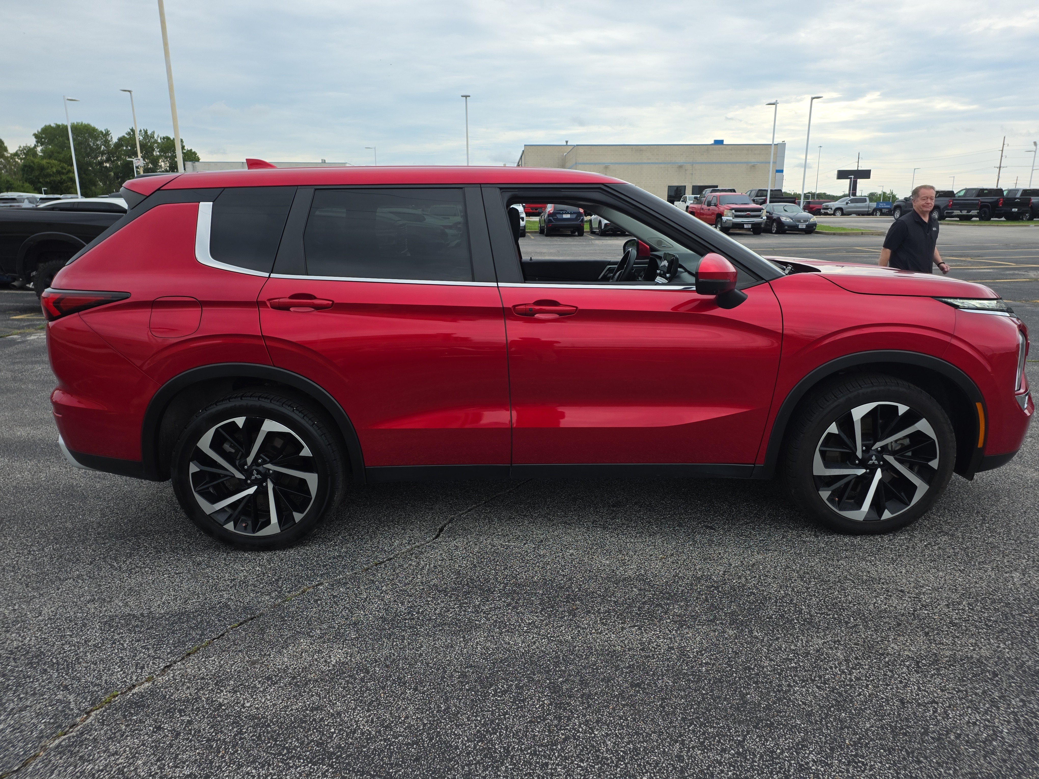 Used 2023 Mitsubishi Outlander SE AWD/4WD image 3