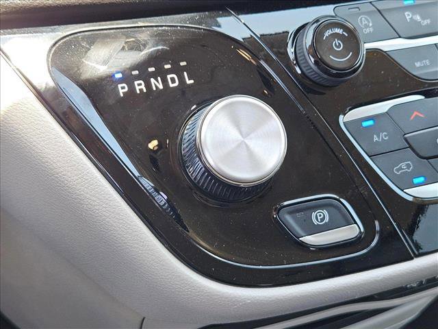 Used 2024 Chrysler Pacifica Touring-L image 12