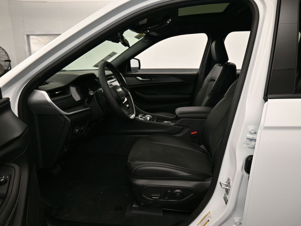Used 2025 Jeep Grand Cherokee Altitude RWD image 12