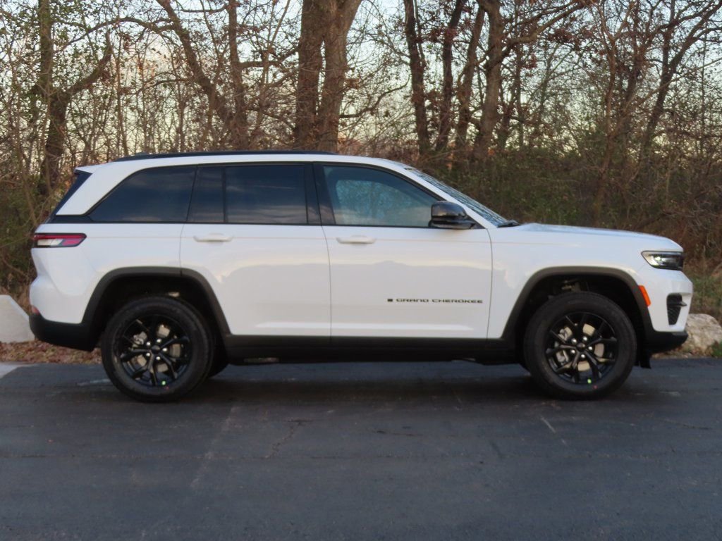 New 2025 Jeep Grand Cherokee Limited w/ Luxury Tech Group II image 2