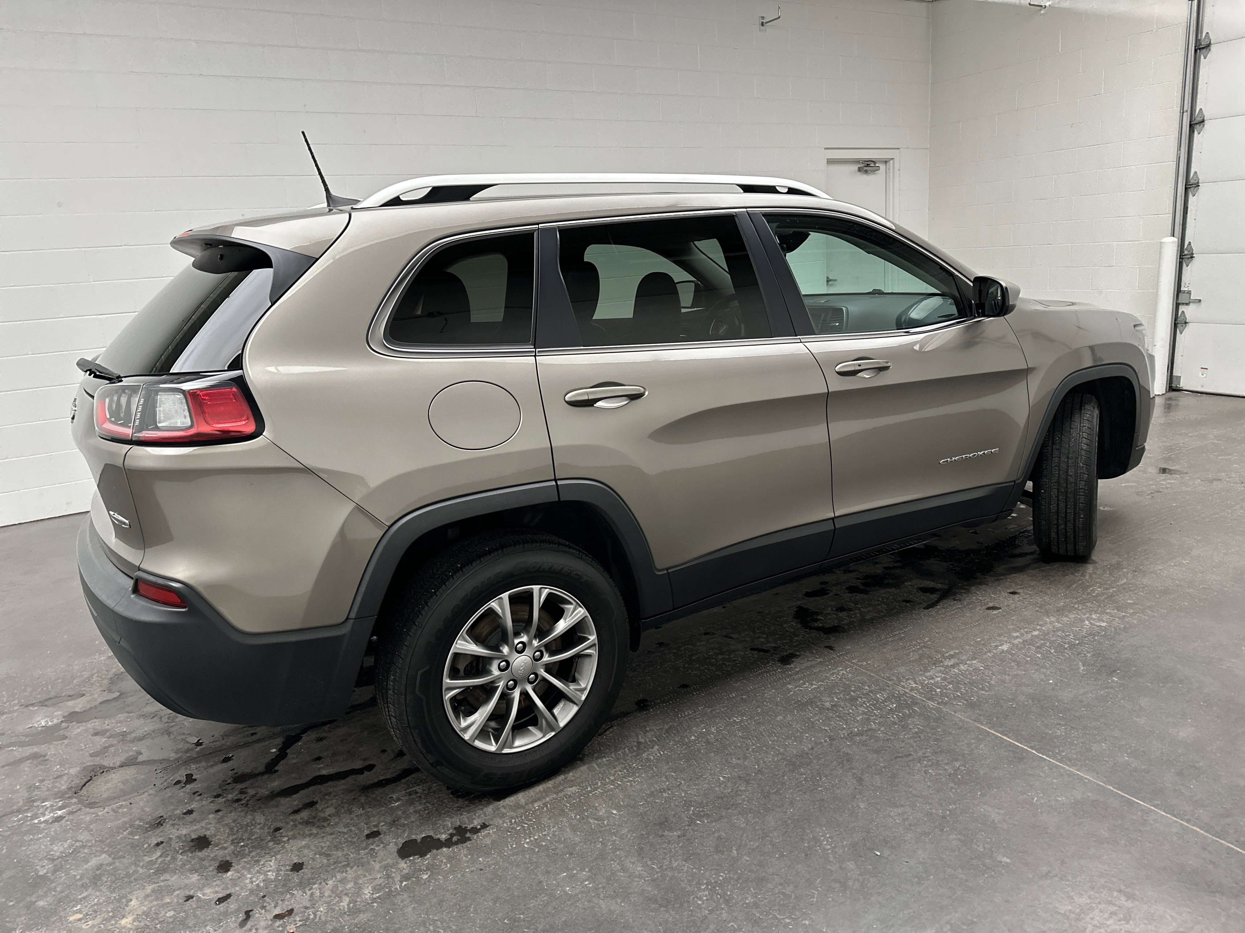 Used 2019 Jeep Cherokee Latitude Plus w/ Comfort/Convenience Group image 8