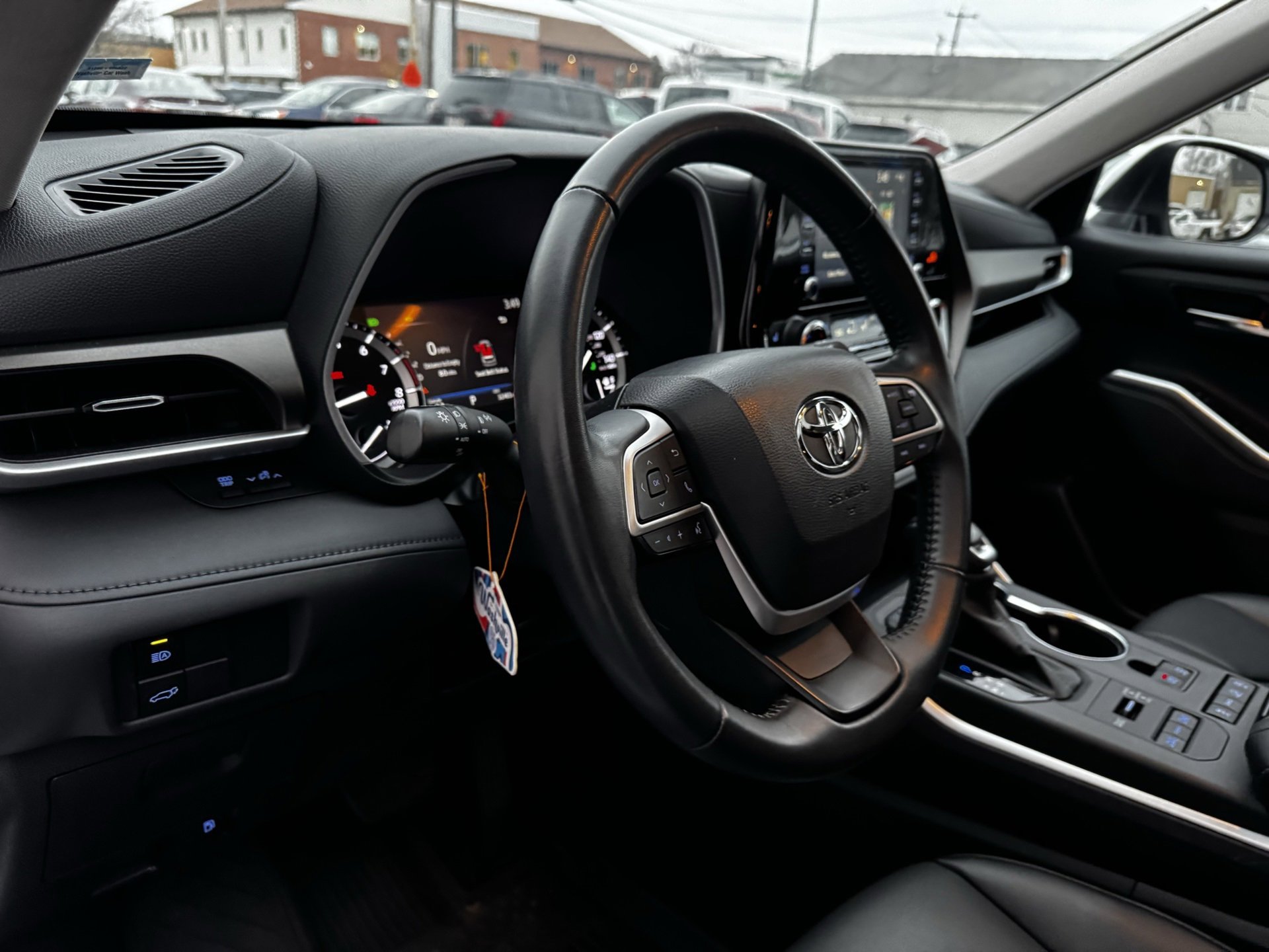 Used 2022 Toyota Highlander XLE image 15