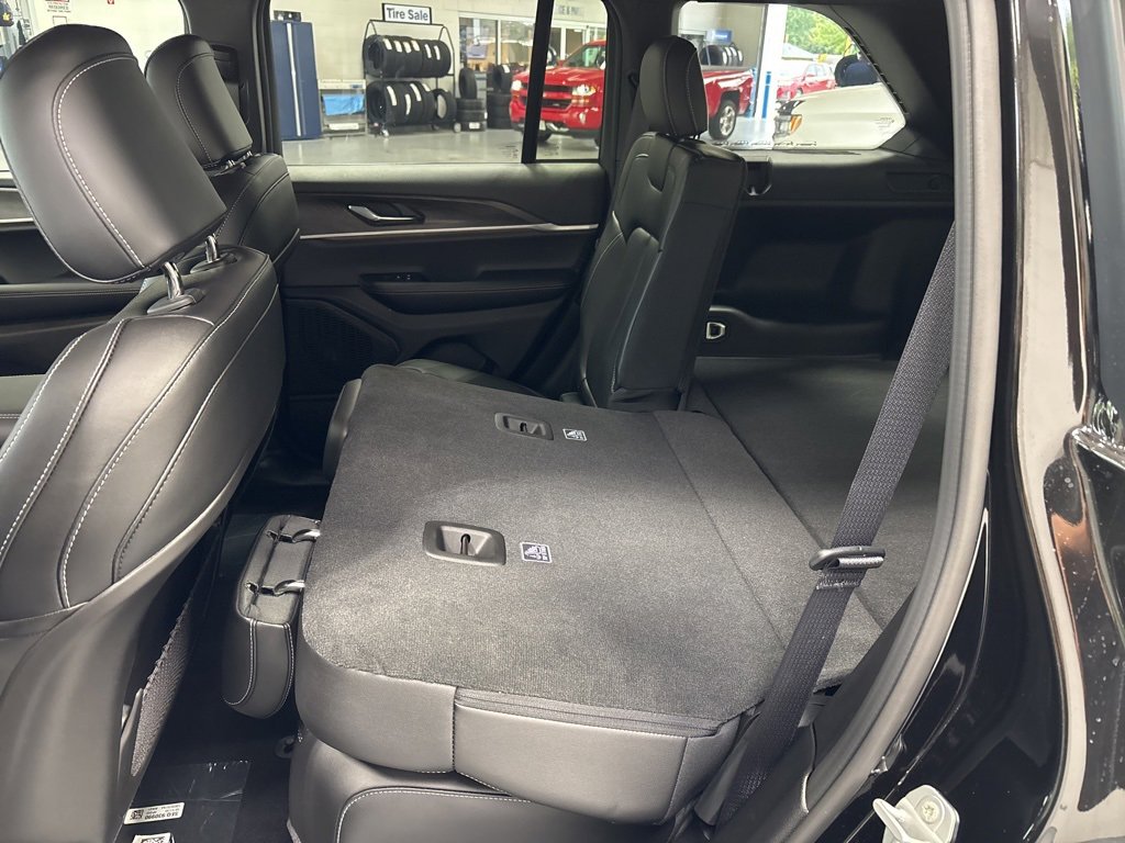 New 2025 Jeep Grand Cherokee Limited w/ Black Appearance Package image 35