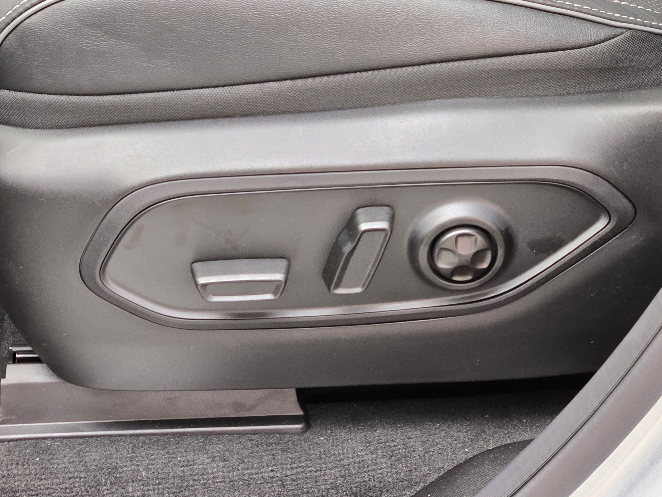 New 2025 Jeep Grand Cherokee L Overland image 17