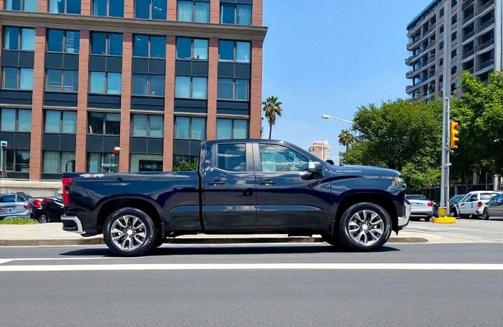 Used 2020 Chevrolet Silverado 1500 LT w/ Trailering Package image 2
