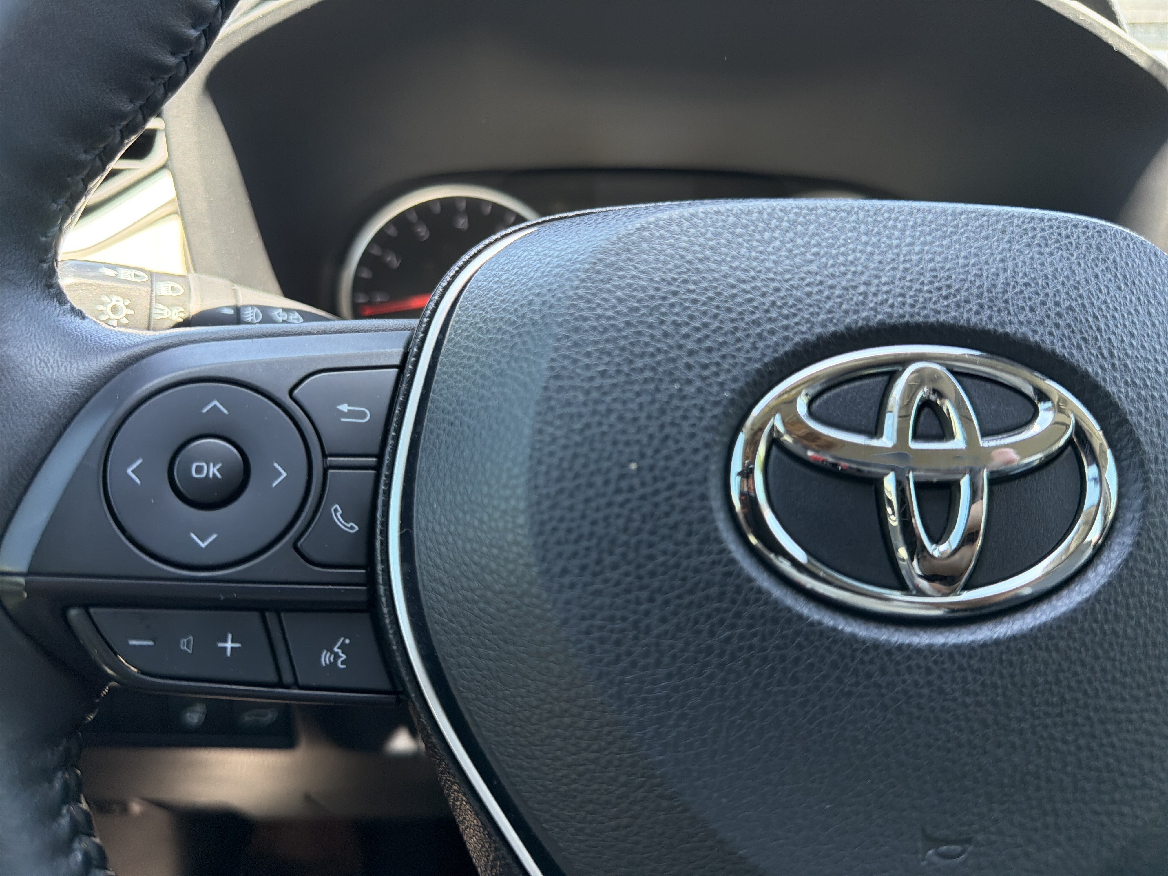 Used 2020 Toyota RAV4 XLE Premium FWD image 32