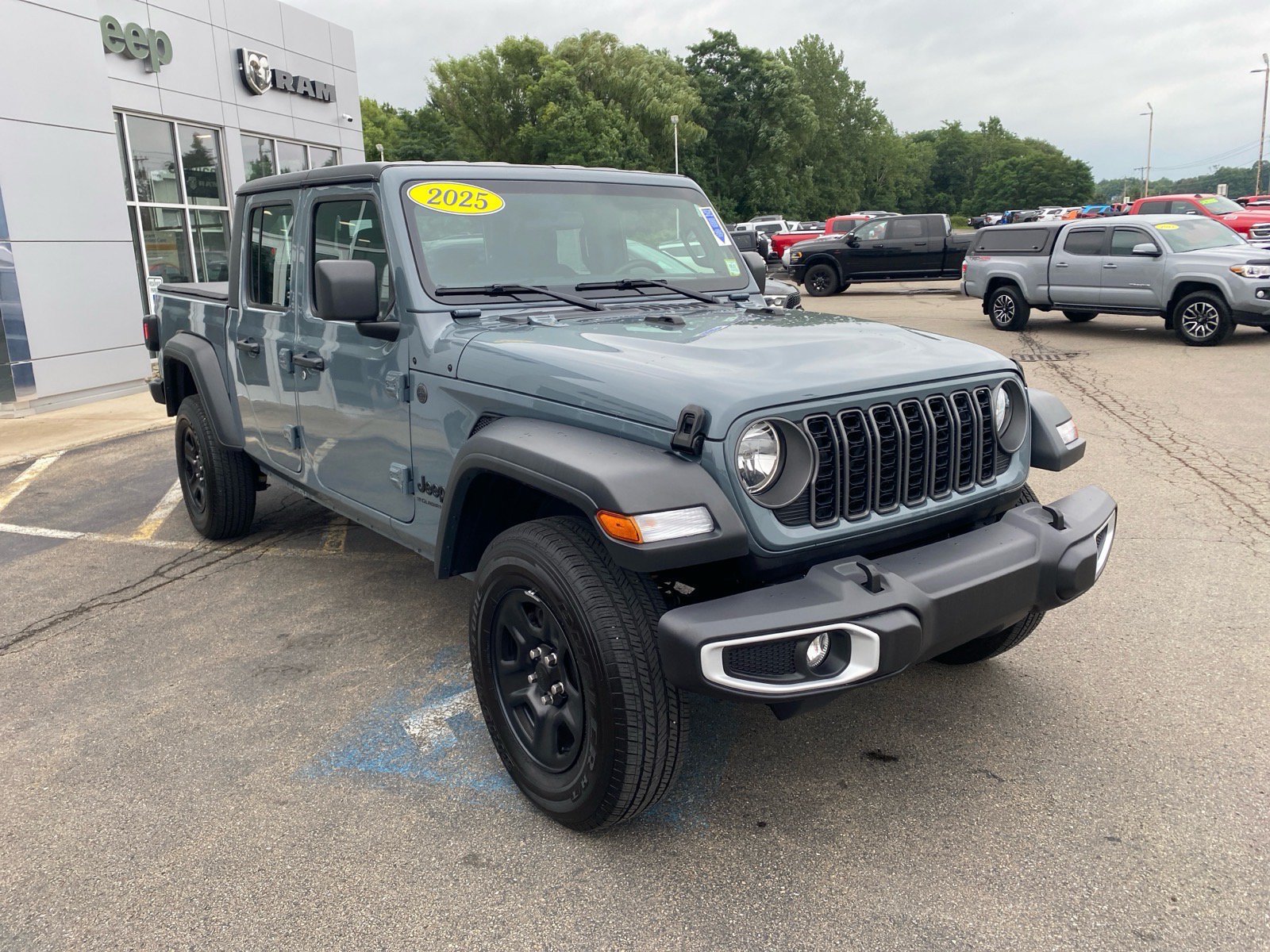 Used 2025 Jeep Gladiator Sport AWD/4WD image 7