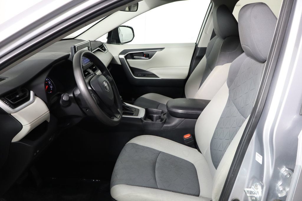 Used 2021 Toyota RAV4 XLE w/ Convenience Package FWD image 14