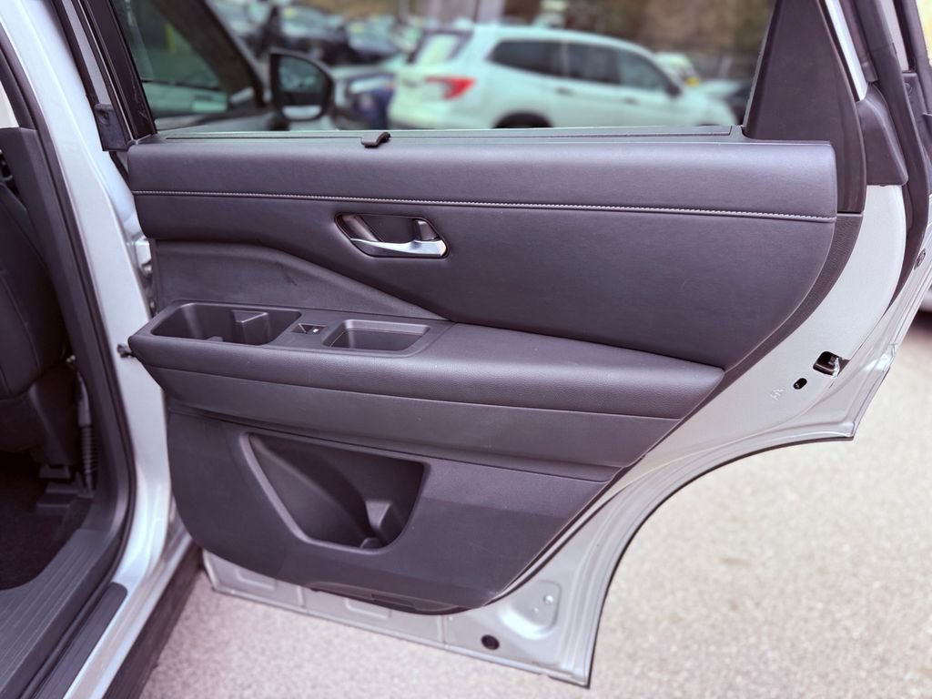 Used 2023 Nissan Pathfinder SL image 32