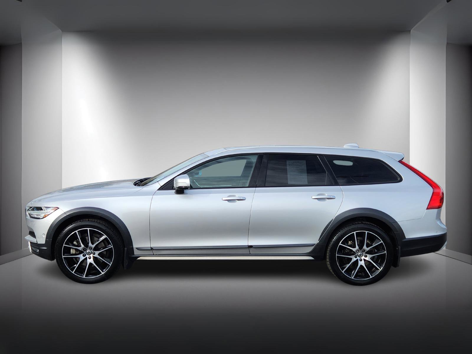 Used 2019 Volvo V90 T6 Cross Country image 2