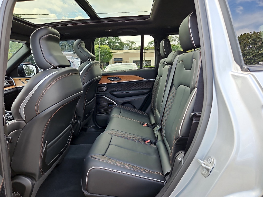 Used 2023 Jeep Grand Cherokee Summit AWD/4WD image 12