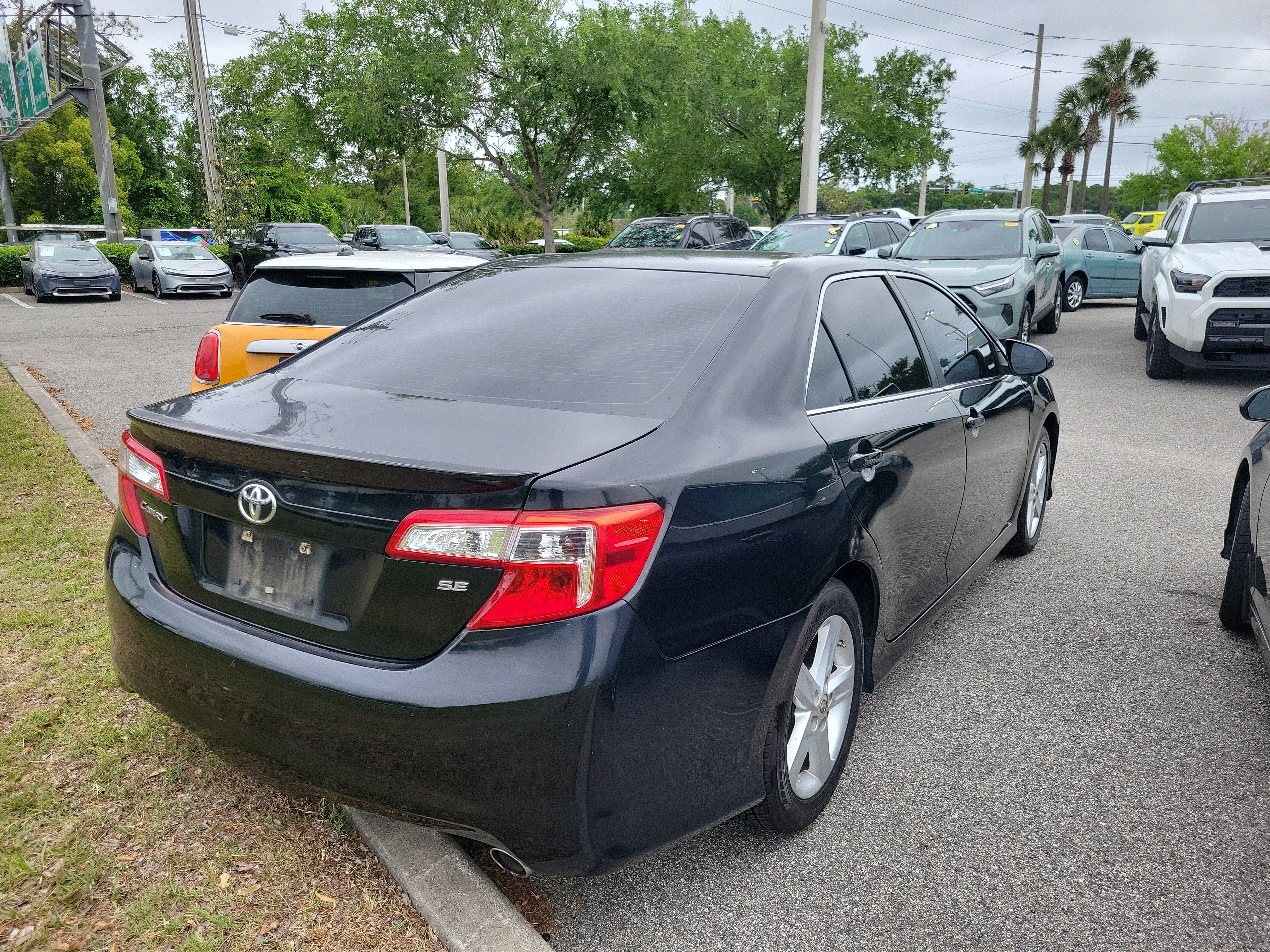 Used 2013 Toyota Camry SE FWD image 14