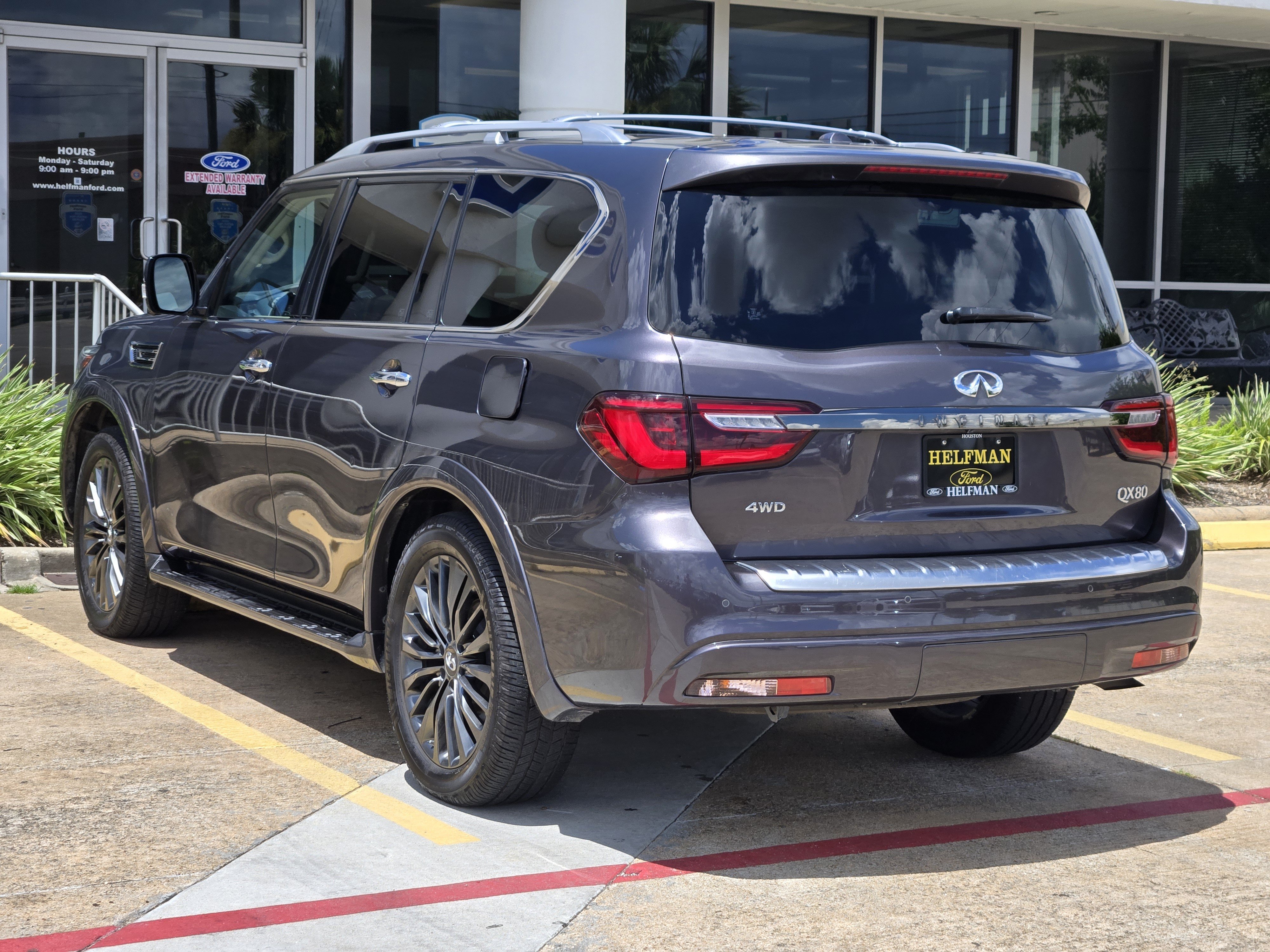 Used 2023 INFINITI QX80 Premium Select w/ Cargo Package AWD/4WD image 3